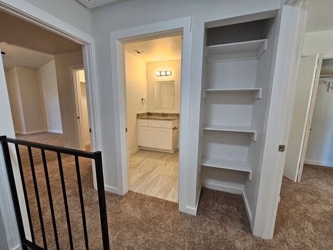 Building Photo - Recently rehabbed. Available now
