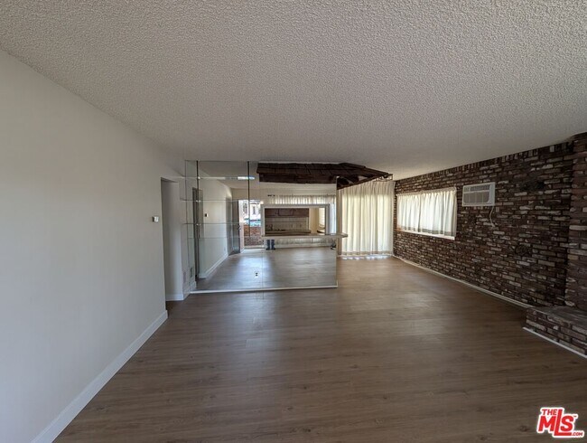 Building Photo - 307 N Curtis Ave