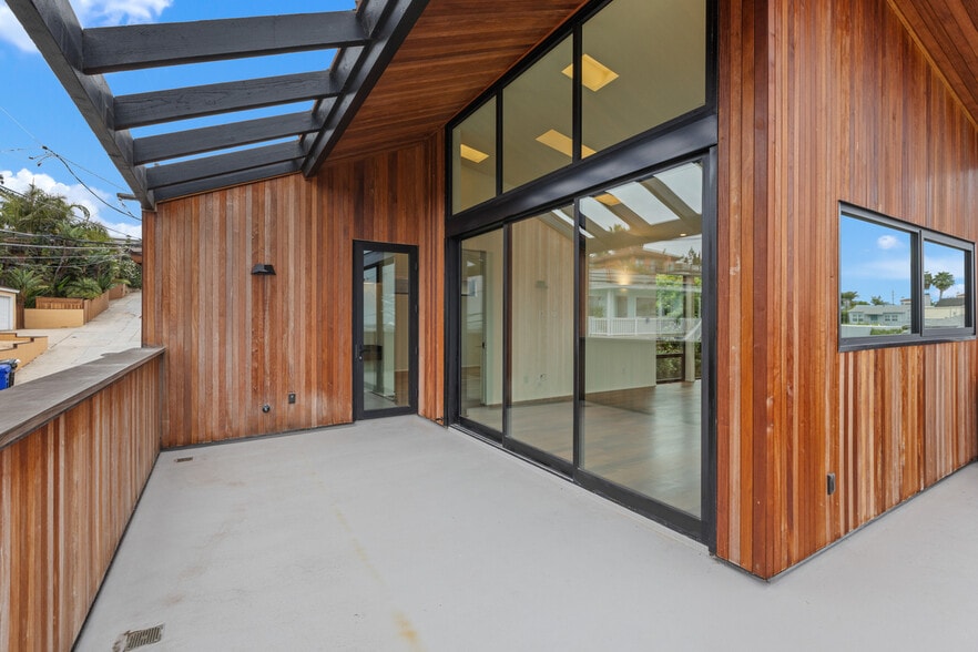 Fleetwood windows allow for indoor/outdoor living. - 4640 Del Monte Ave