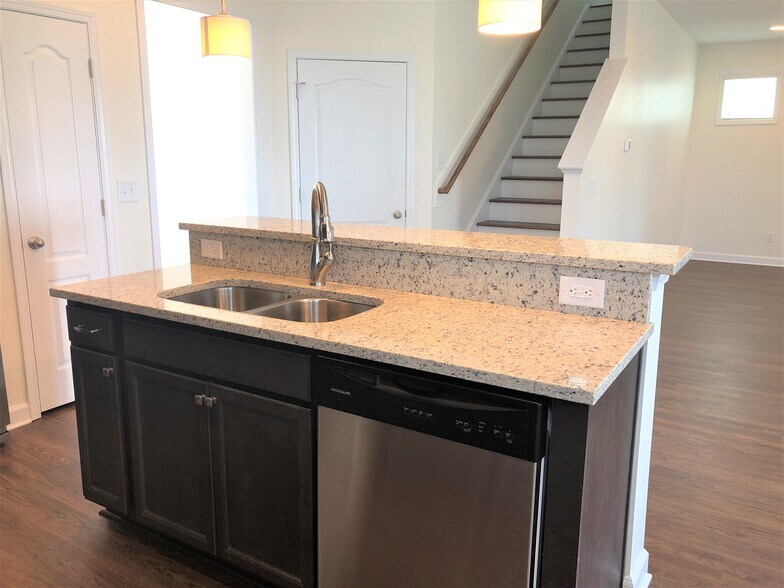 Building Photo - 528 Lateleaf Dr