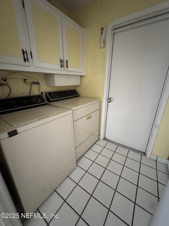 Building Photo - 283 Almansa Rd
