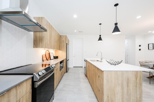 Building Photo - 305 Deer Path Lp