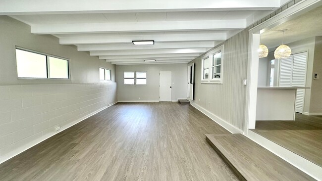 Building Photo - NEWLY RENOVATED 4 BED/2.5 BATH w/ Garage, ...