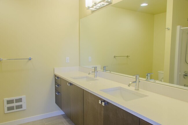 Building Photo - 3Bd/2.5Ba Seattle Townhouse