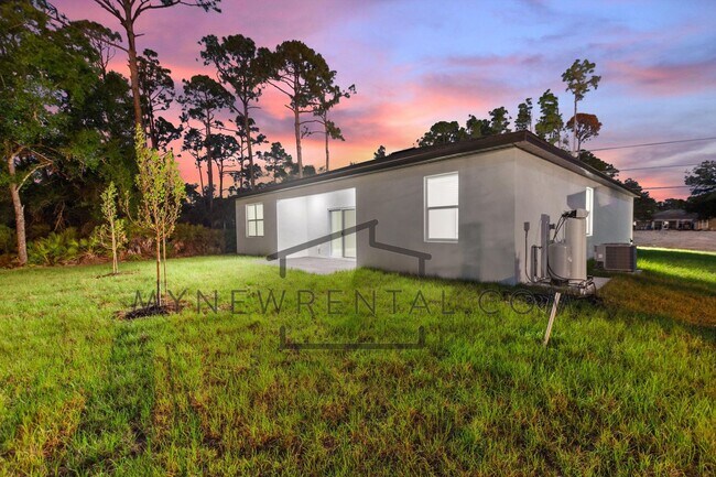 Building Photo - ONE MONTH FREE RENT! Modern, energy effici...