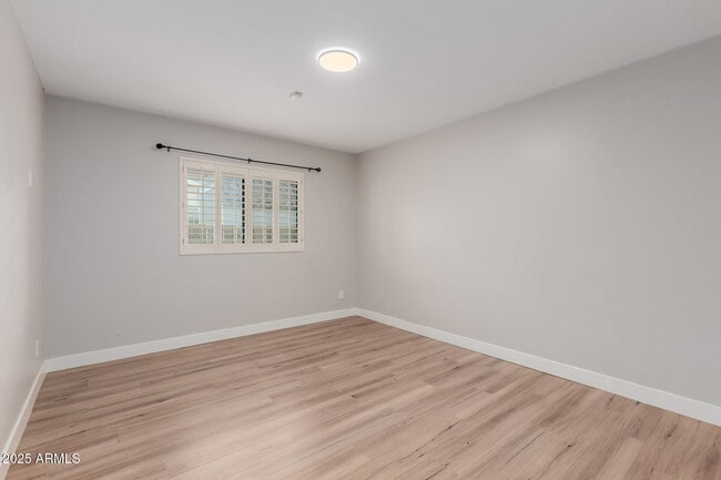 Building Photo - 5001 E Mitchell Dr