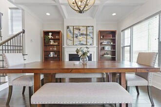 Building Photo - Luxurious 4-Bed Townhouse with Fireplace &...