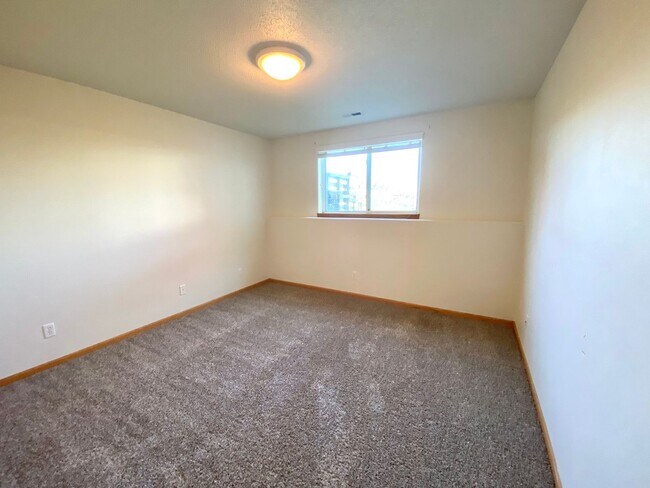 Building Photo - 744 34th Ave W