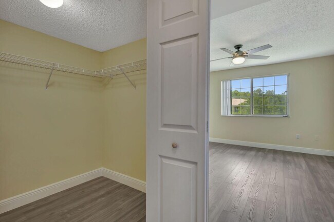 Building Photo - 600 Crestwood Ct N