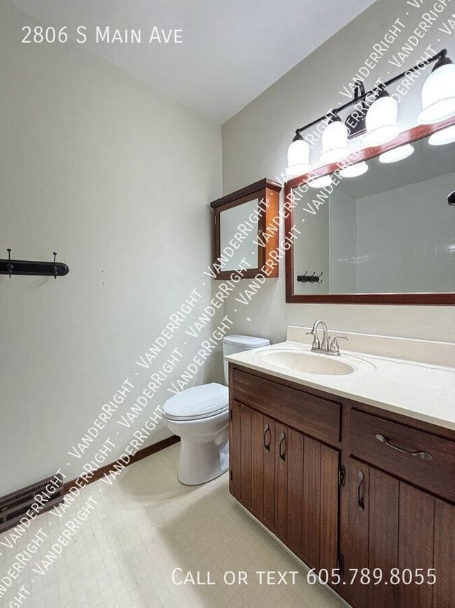 Building Photo - 2806 S Main Ave