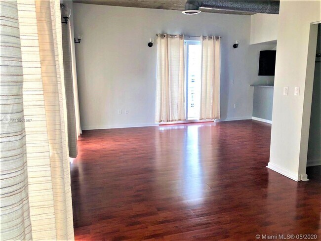 Building Photo - 455 NE 25th St