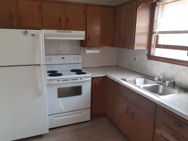 Building Photo - 7 School Ct