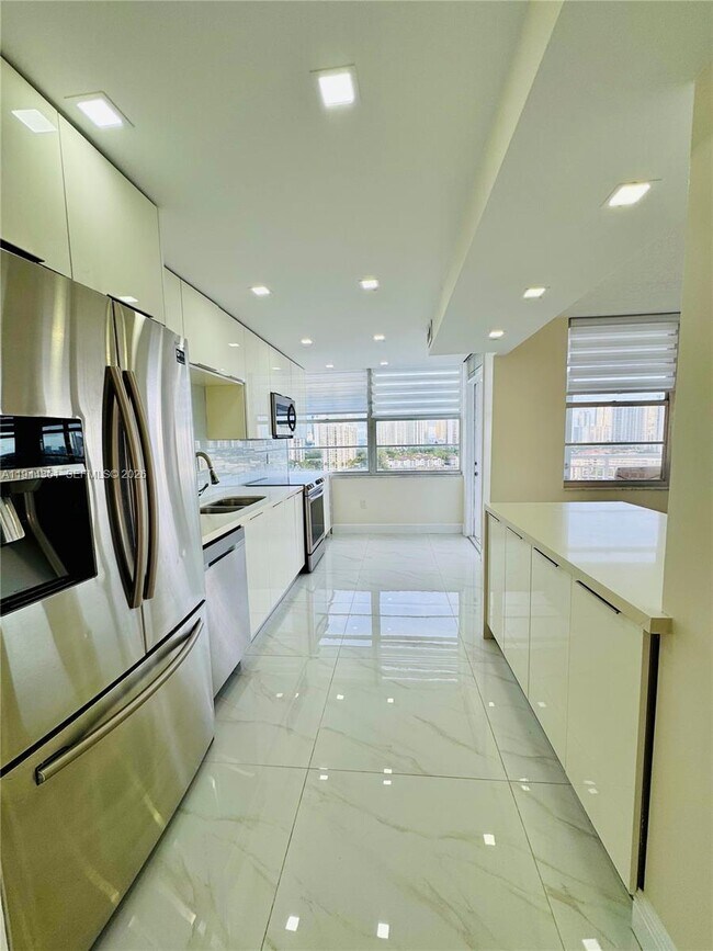 Building Photo - 18041 Biscayne Blvd