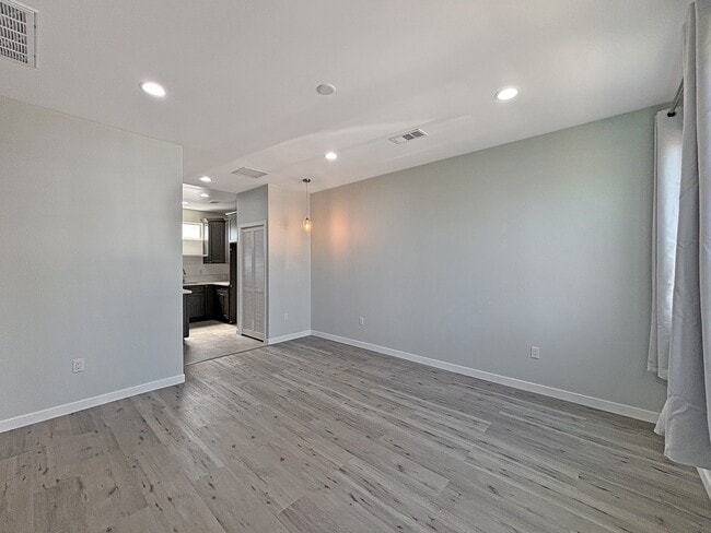 Building Photo - 1056 N Lincoln St