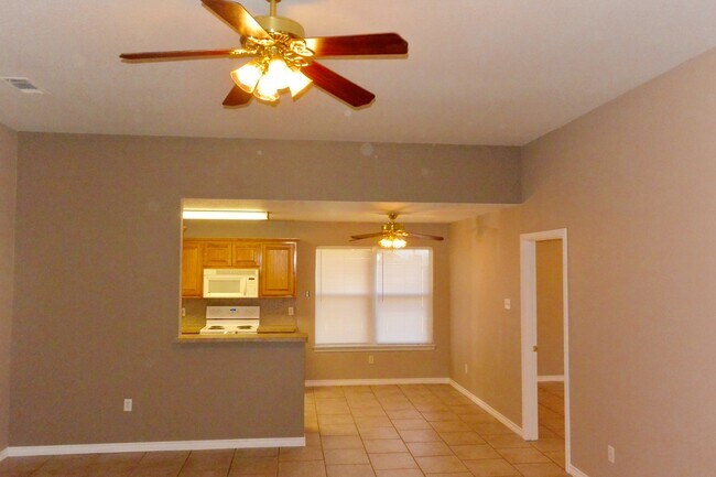 Building Photo - AVAILABLE NOW Single Family Home 3/2/2