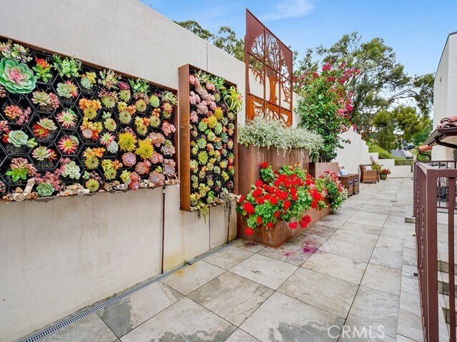 Building Photo - 75 Marbella