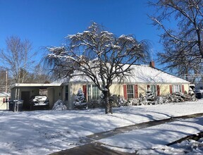 Building Photo - Charming Duplex for Rent in Central Kingsport