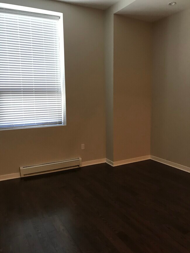 Building Photo - 5 Main St