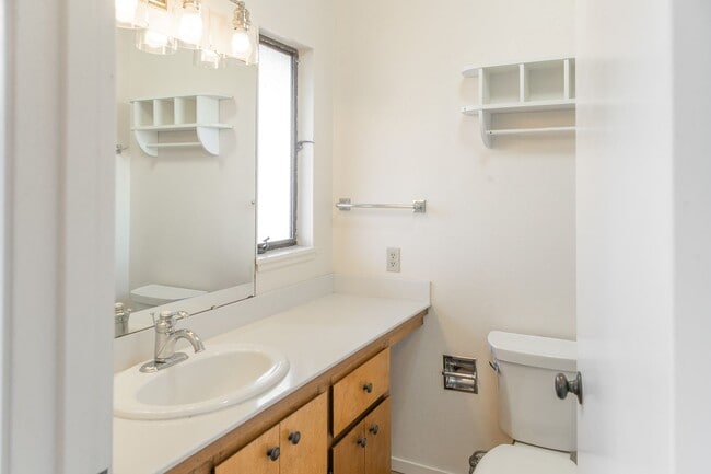 Building Photo - 2 Bedroom 2 Bath Condo in Pacific Grove