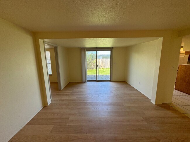 Building Photo - 1048/A/