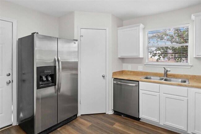 Building Photo - 112 Ames Cove