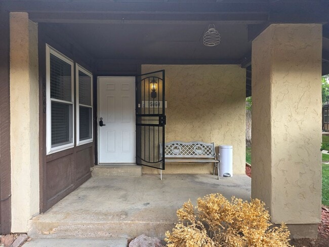 Building Photo - !!NEW PRICE DROP!! Massive 5 Bedroom Townh...