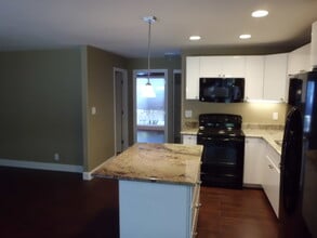 Building Photo - Spacious 1 bedroom/1 bathroom downstairs condominium.