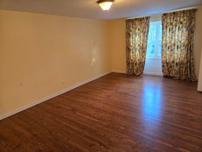 Building Photo - 2S663 Ave Normandy E