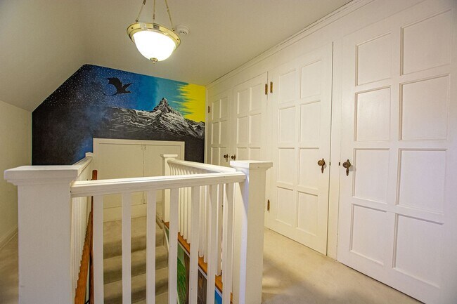 Building Photo - Gorgeous 5 Bedroom / 4.5 Bath Home located right off Happy Hollow Blvd!