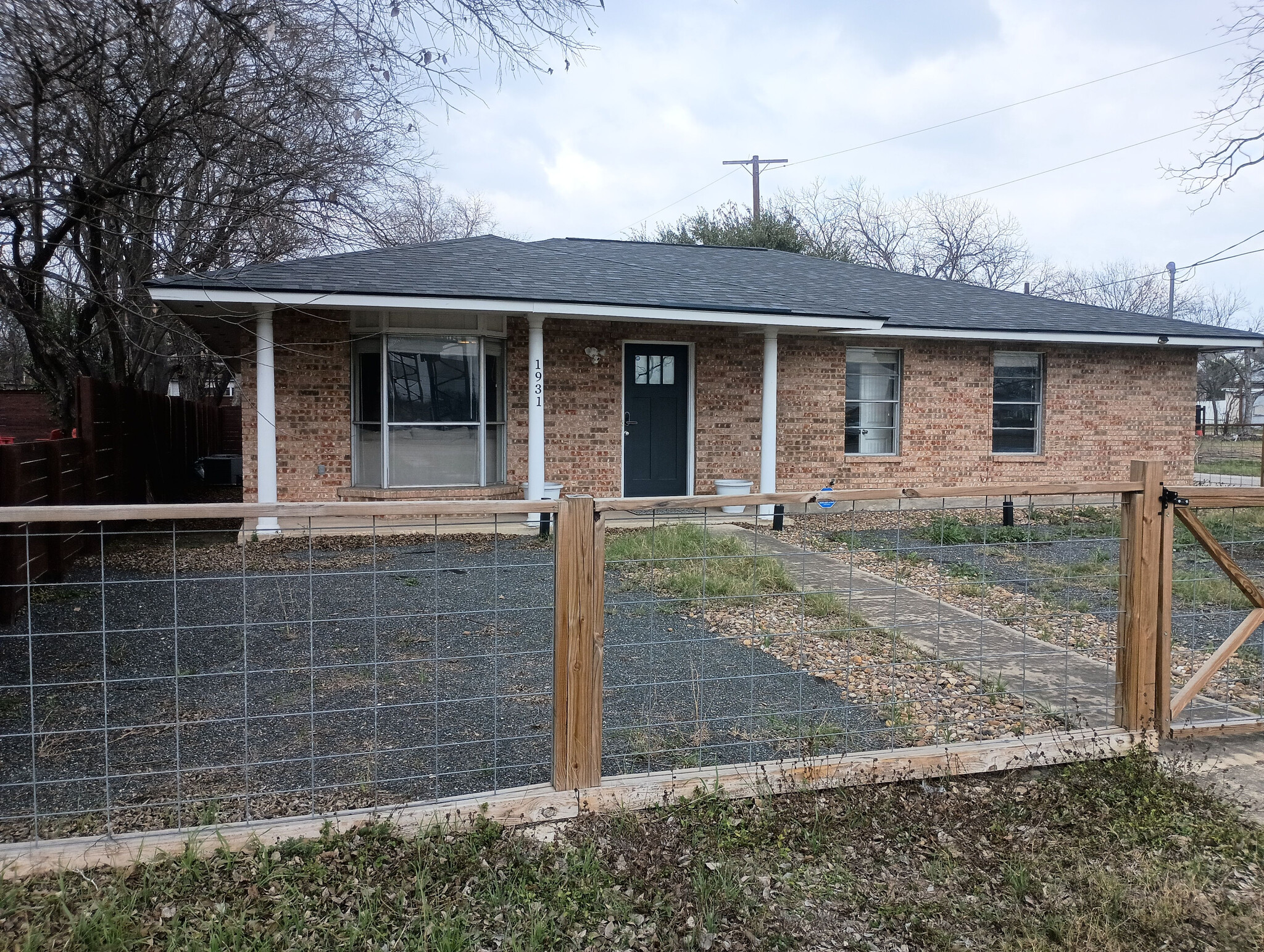 Building Photo - Room in House on N PanAm Expy