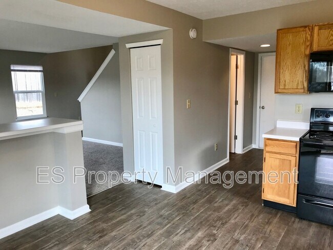 Building Photo - 5390 Lakeside Manor Dr