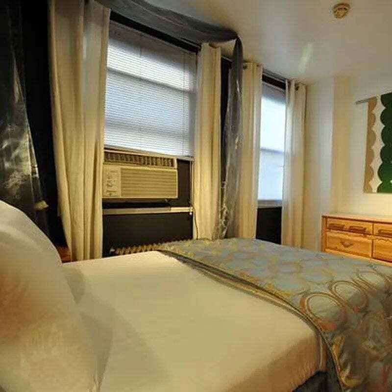 Building Photo - 212 E 12th St