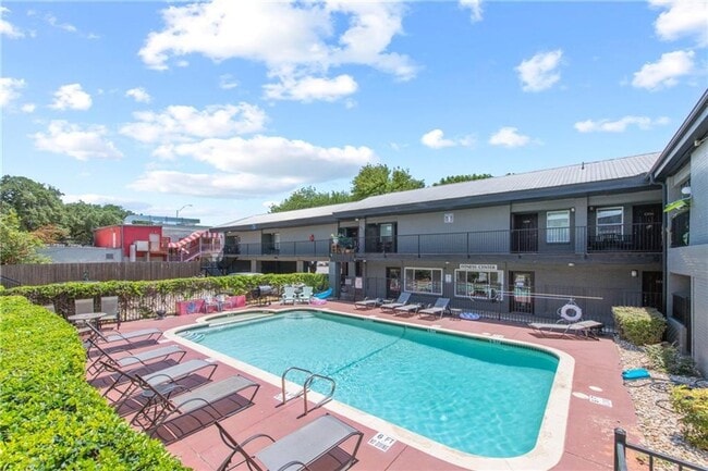 Building Photo - AVAILABLE NOW: 1 BR / 1 BA - Heart of Soco - SS Appliances - Minutes from DT