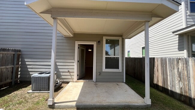 Building Photo - Lynwood Village Townhome - Move-in Ready