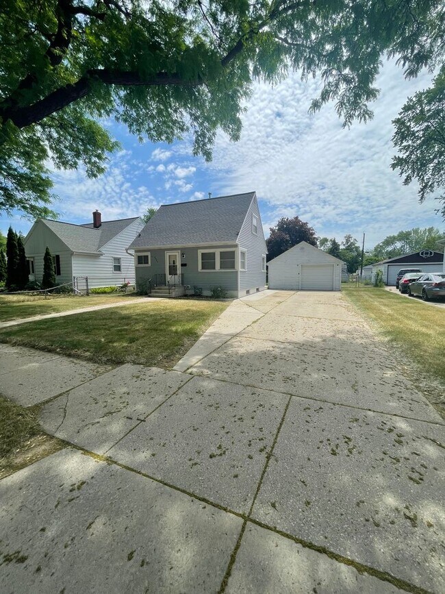 Building Photo - 2 Bed 1 Bath Single Family Home