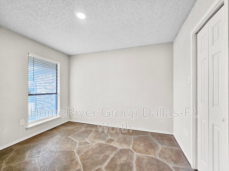 Building Photo - 6636 Valley View Dr