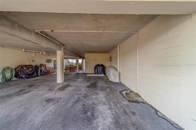 Building Photo - 11650 Capri Cir S