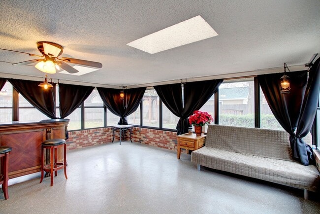 Building Photo - 4 Bd, 2 Ba for Lease | N. Arlington