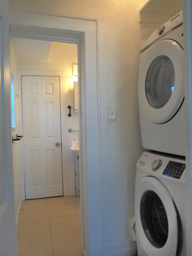 Building Photo - 3409 La Branch St