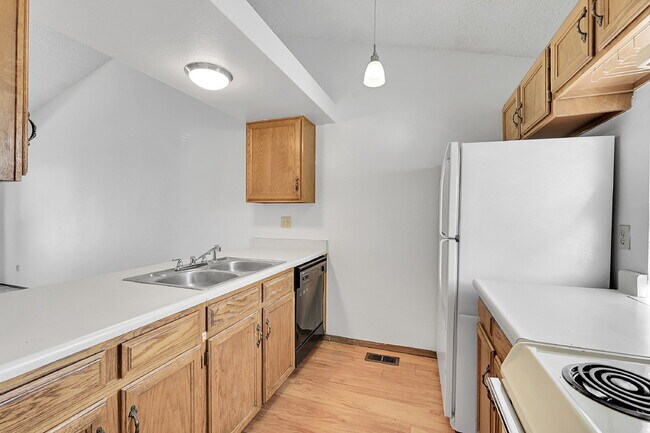 Building Photo - $1,945.95  - $500 OFF First Month's Rent - 3 Bedrooms, 2 Bathrooms Townhouse in Aurora with Washe...