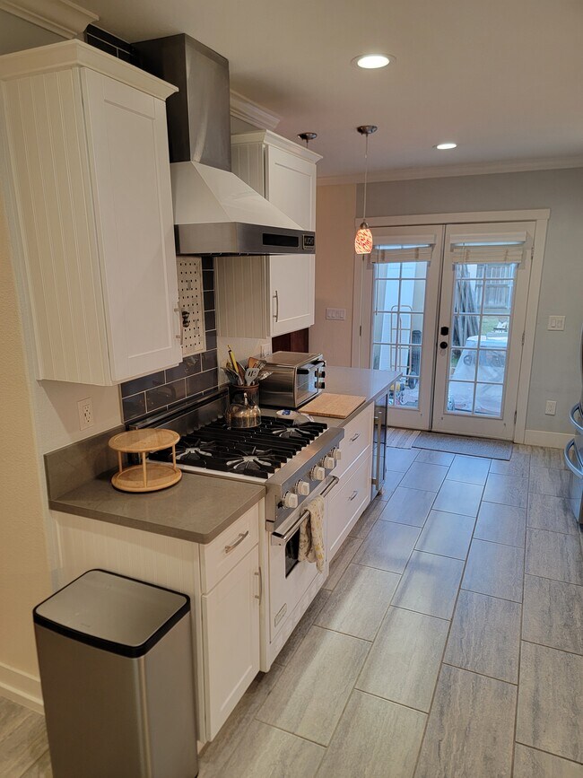 Building Photo - 3540 M St