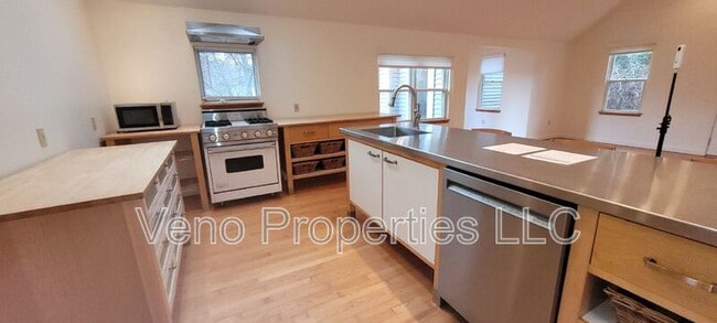 Building Photo - 16 Maple Ave