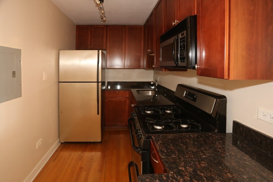 Building Photo - 630 W Wrightwood Ave