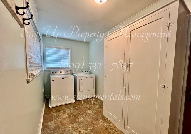 Building Photo - Cozy Downtown 2 Bedroom Bungalow in the Heart of Sonora!