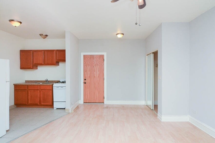 Building Photo - 4856 N Damen Ave