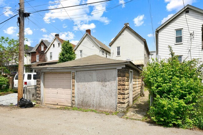 Building Photo - Updated 3 bed/1 bath House with garage!