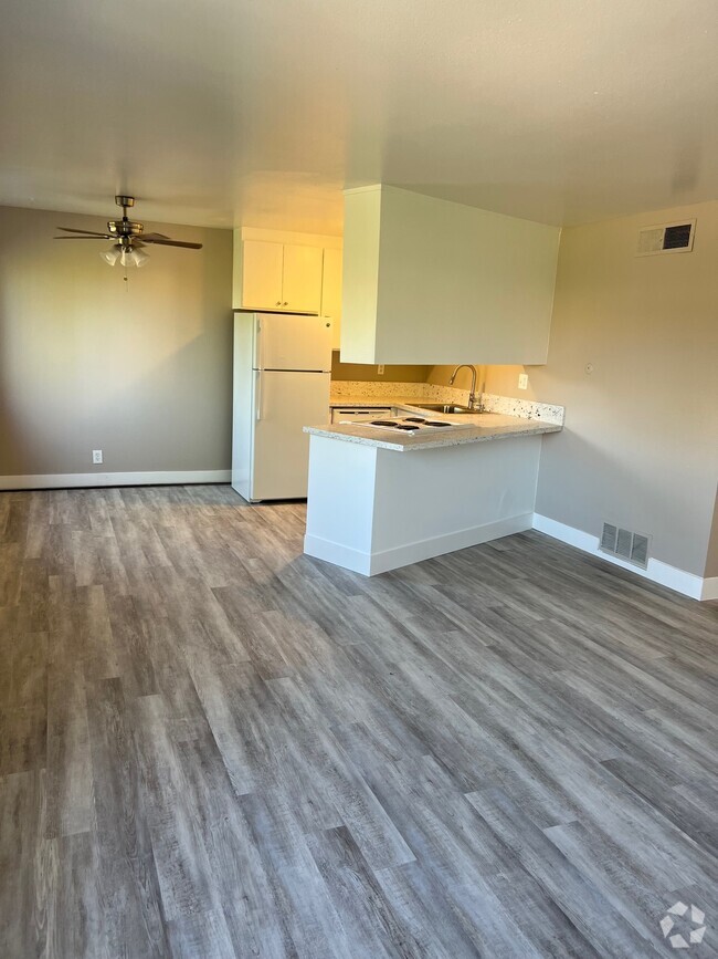 Beautiful granite counter tops_ eat in dining room_ spacious floor plan - River Park Vista Apartments