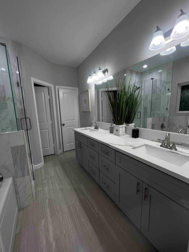 Primary Bathroom - 4616 Galesburg St