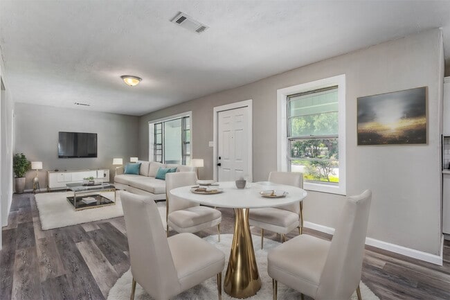 Building Photo - 608 W Lobit Ave