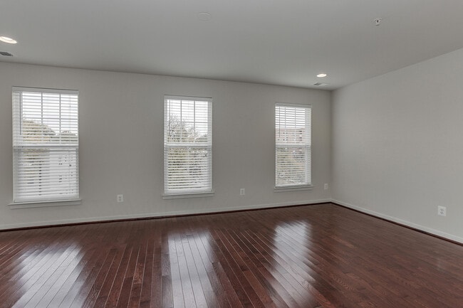 Building Photo - Gorgeous Townhome/Great Location!